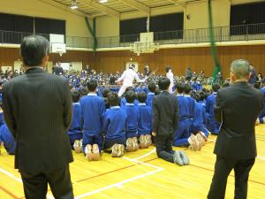 日本フェンシング協会から派遣された選手によるデモンストレーションの様子