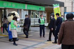 松戸駅前でチラシを配布する市長