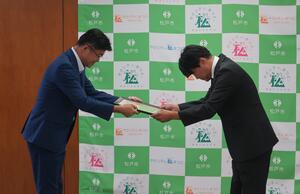 市長から理事長へ感謝状お渡し