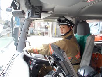 消防車運転中の姿