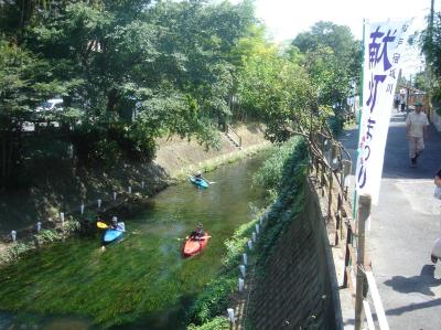 坂川でカヌーをする様子