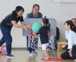 ボールを受け取る子どもの画像