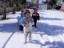 雪の上を歩く子ども