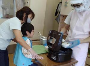 ご飯を待つ子供