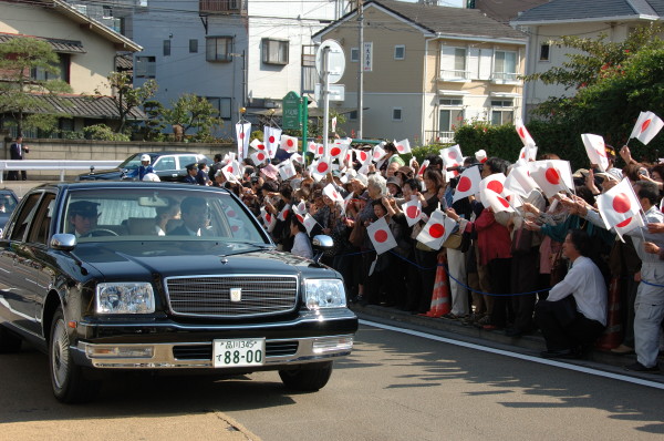 天皇皇后両陛下のお車を出迎える市民の様子